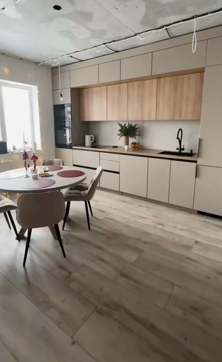 سادگی همیشه زیباست؛ و این کابینت نمونه‌ای از همان زیبایی در عین بی‌تکلفی است